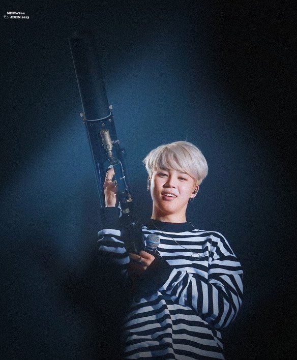 njzful's tweet photo. kpop idols pose with guns all the fucking time but it’s suddenly a problem with giselle oh honey get behind me https://t.co/gairDqLUj9
