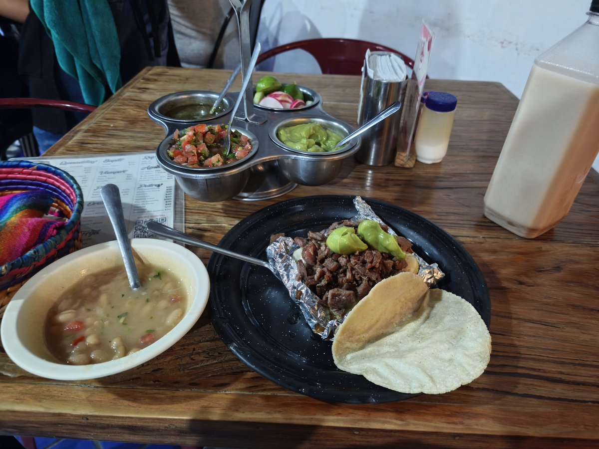 NaomyMikol's tweet photo. Menos mal que en México puedes comprar tacos y carnitas en todos lados , comiendo cerca del hospital https://t.co/caYX5dyfAp