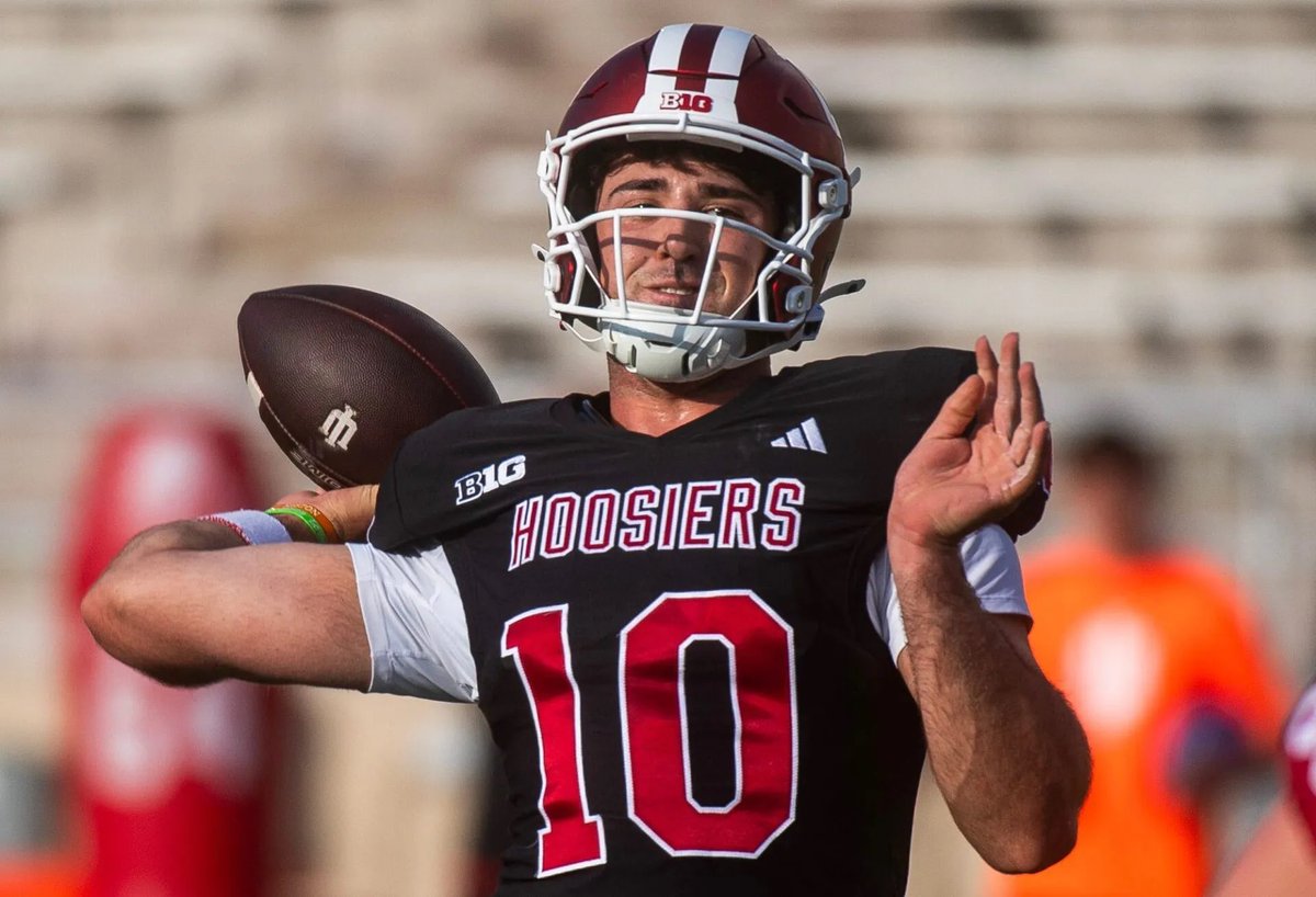 BallGenius4Real's tweet photo. Is Josh Hoover the most overrated QB in CFB? 👀

Hoover through 2 games:
376 YDS
8 TD
0 INT
70.4% CMP
285.1 RTG

Meanwhile Alonza Barnett III:
344 YDS
2 TD
1 INT
63.3% CMP

Hoover hasn’t played a good team yet.

Give me Alonza Barnett over Josh Hoover and it’s not even close. https://t.co/OWpGaWTcfd