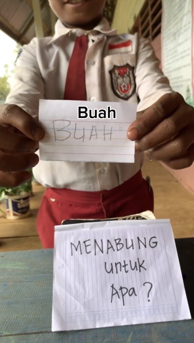 sehyrui's tweet photo. bahkan untuk beli indomie, buah, bakso, susu, jepitan, adik-adik ini HARUS NABUNG dulu 🥹😭

pemerintah kapan sih buka mata? foya2 dan hidup mewah, sedangkan adik-adik ini harus berusaha keras nabung buat dapetin ini 🥲 https://t.co/H4tTKliNnn