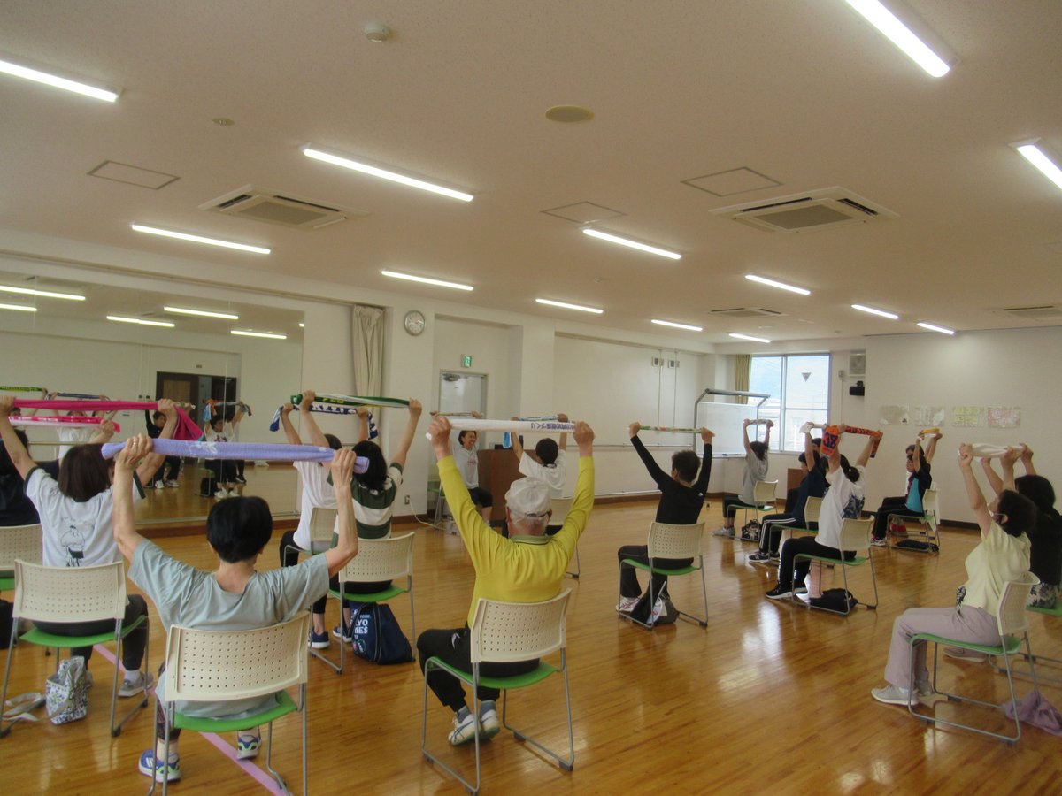 tsujisgk's tweet photo. 辻地区保健委員会さんと共催で「健康いきいき体操」を行いました。歩き方のポイントを学び、皆さん歩幅が広がり颯爽と歩けるようになりました✨自宅でも、無理なくできる運動を続けたいですね‼️
#静岡市　#辻交流館　#辻地区保健委員会 https://t.co/WVM2mIMXx3