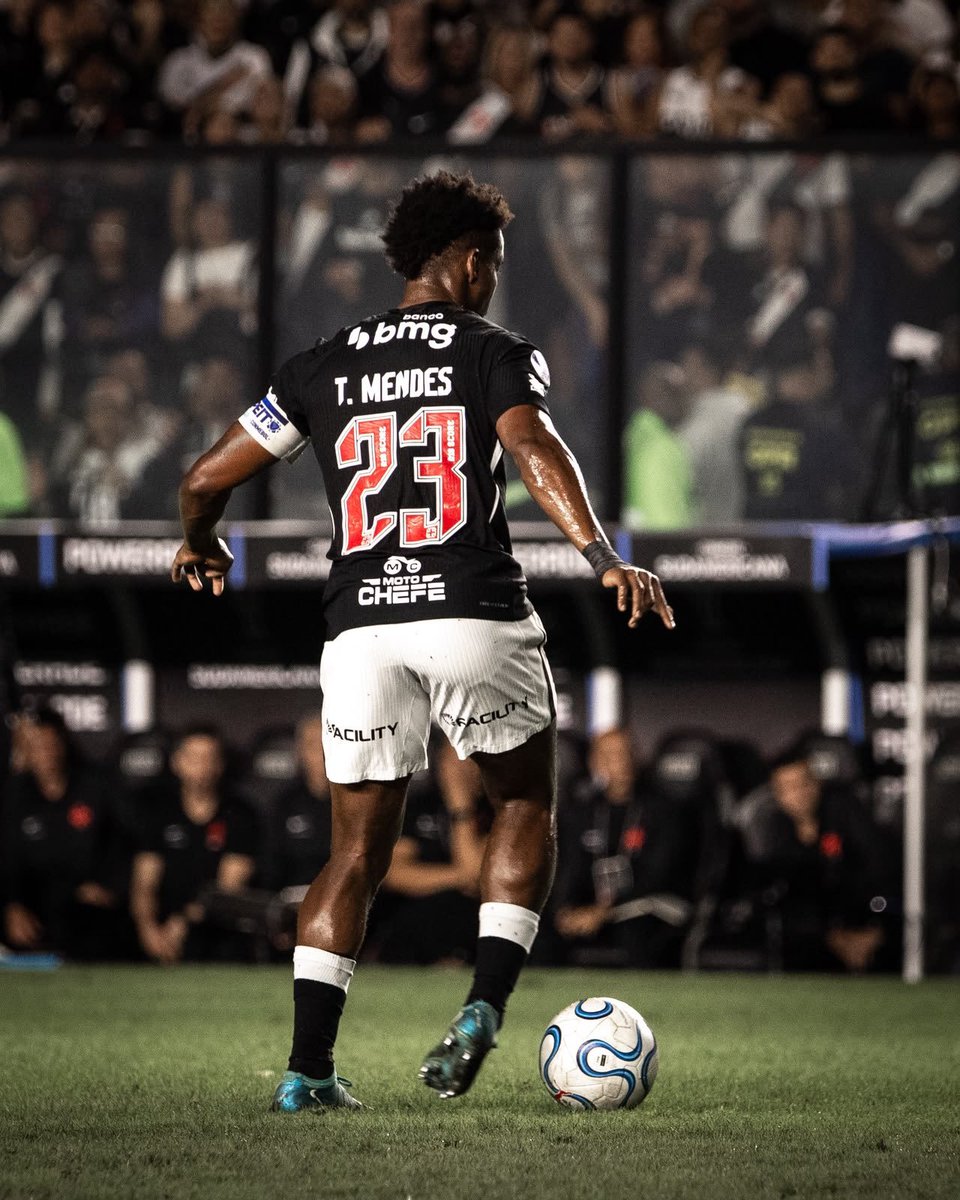 Lim11Araujo's tweet photo. 🚨 DUELO DE TITÃS. 🚨
@VascodaGama x @BocaJrsOficial
Esse confronto promete!!
#VascodaGama #BocaJrsOficial #COMENBOL https://t.co/yTTsbS4CNp