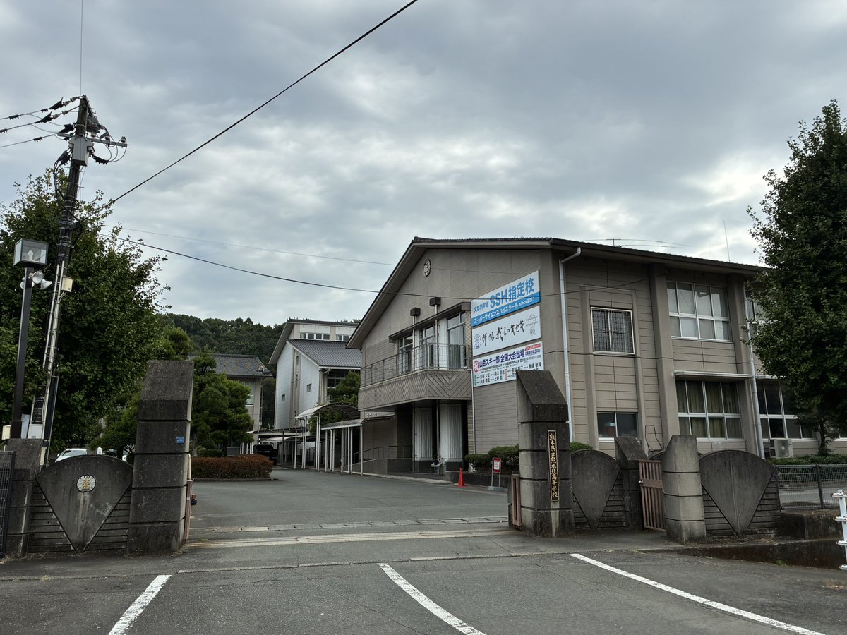 ut_high_edc's tweet photo. 最後に、熊本県立熊本北高校です！北区に位置する普通科高校。熊本市北部だけでなく、市外からも通学者がいます。SSH指定校。

熊本巡礼は以上です！！熊本の皆様ありがとうございました😊 https://t.co/x37qNE1769