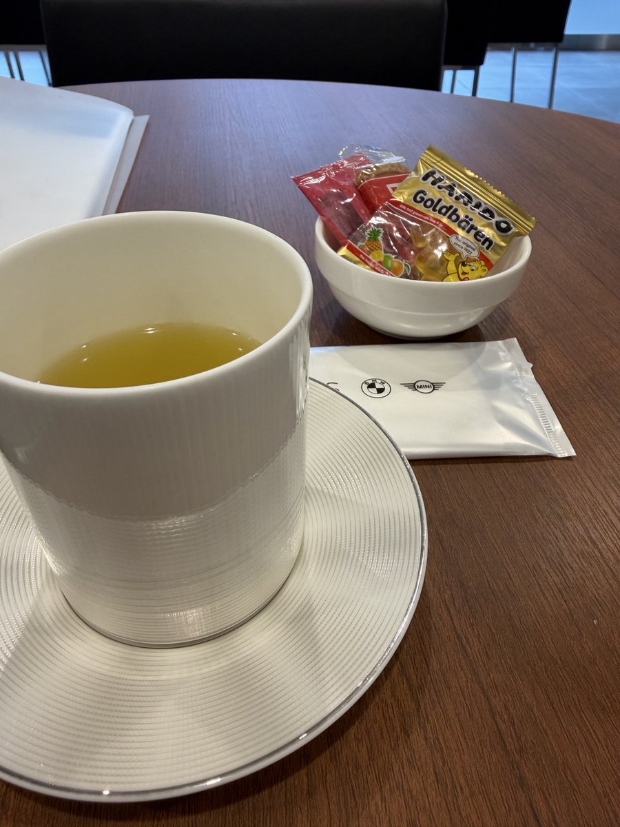 mikazuchi16's tweet photo. ディーラーでメンテナンス中
このお菓子食べたいんだけど、食いしん坊だと思われたくなくていつも手を出せない（ ;  ; ）

ハリボーとビスコフ好きなのに、食べて良いんか（ ;  ; ） https://t.co/csMz69c7u4