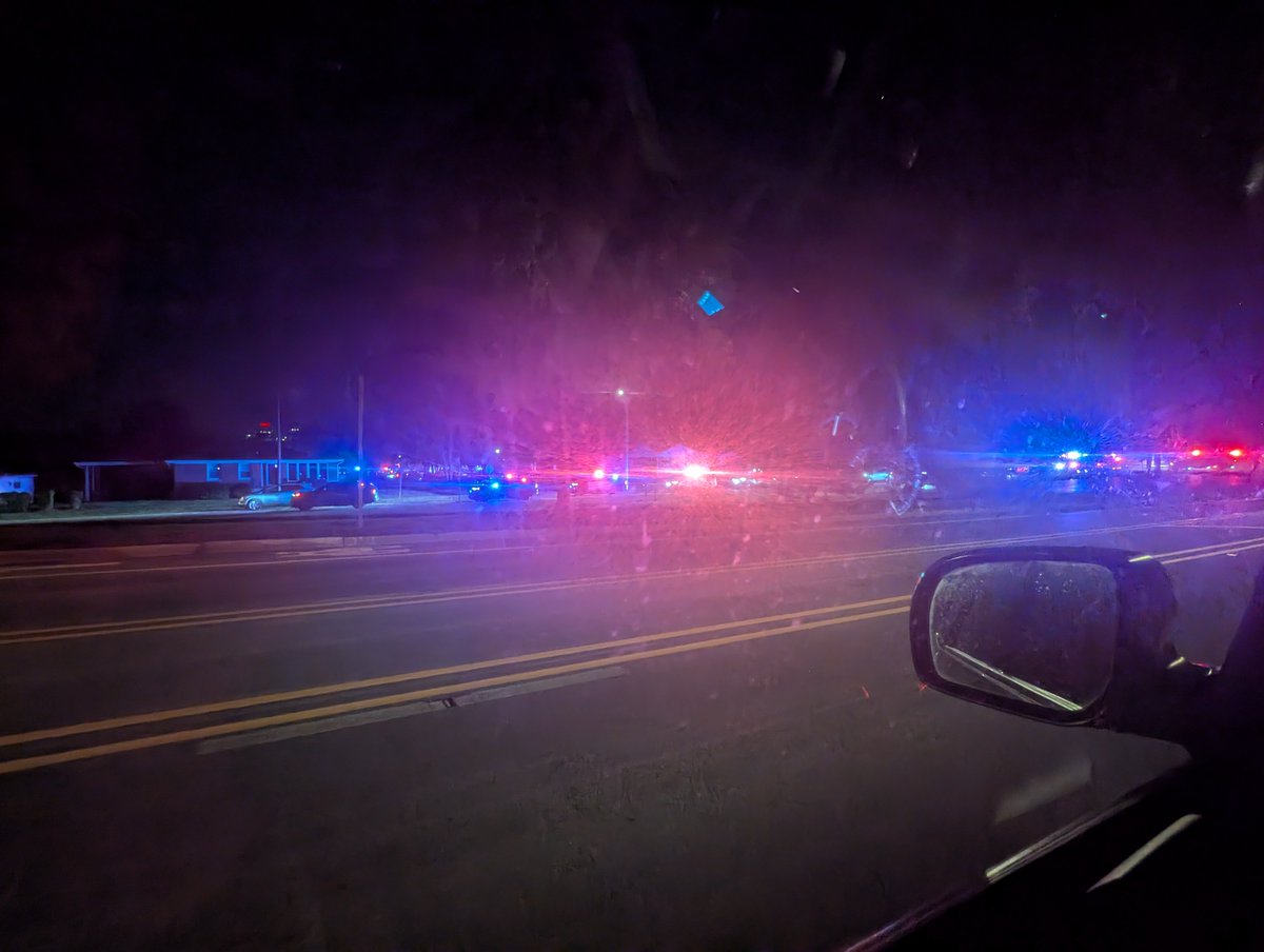 dalka's tweet photo. Large police presence in Skokie 92xx Lorel unknown issue #chicago #news https://t.co/tpSnGy2Acd