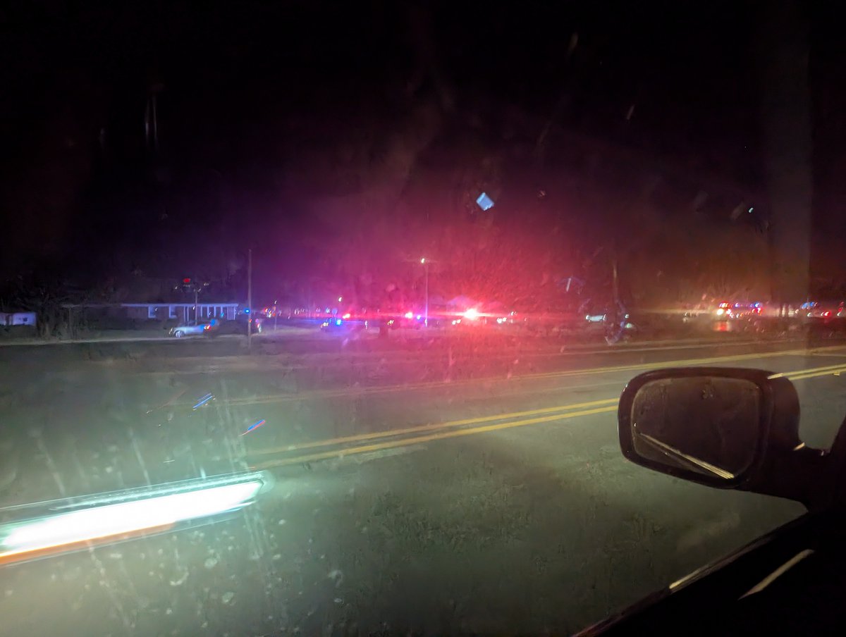 dalka's tweet photo. Large police presence in Skokie 92xx Lorel unknown issue #chicago #news https://t.co/tpSnGy2Acd