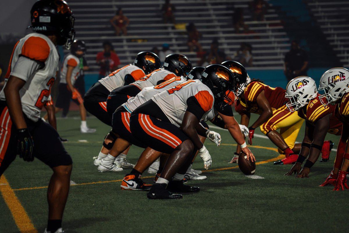 CavinRhoadsJr27's tweet photo. Great hand placement. Low pad level. Moving bodies. 💪🏾💥

I take pride in being physical up front and doing my job in the trenches. Strong hands, leverage, balance, and finishing blocks through the whistle.

6’1” | 289 lbs | 2027 OL | 3.4 GPA
4-Year Starter | Right Tackle | OL/DL

Every snap is an opportunity to get better and show what I can bring to the next level. 
@TCHSRecruits @ShoneEvans @CoachTraylon @priority11fb @TCNextUp @CSAPrepStar @mosesk225 @Prep2Play @prepstar360 @CoachT_GTX @Marchen44 @PrepRedzoneTX 

🧡🖤 #ClassOf2027 #OL #OffensiveLine #TrenchWork #FootballRecruiting #TexasFootball