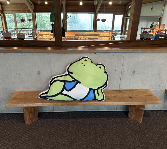 ehonnooka's tweet photo. 『かんがえるカエルくん』（福音館書店）『カルちゃんエルくん』（ひさかたチャイルド）《誕生30周年》 
いわむ���かずおの「カエルの絵本展」 
フォトスポットはこちら♪
かんがえている…

のんびり遊びに来てください😀 #カエル #絵本 #美術館 #栃木 #那珂川 https://t.co/mCt06YJt3I