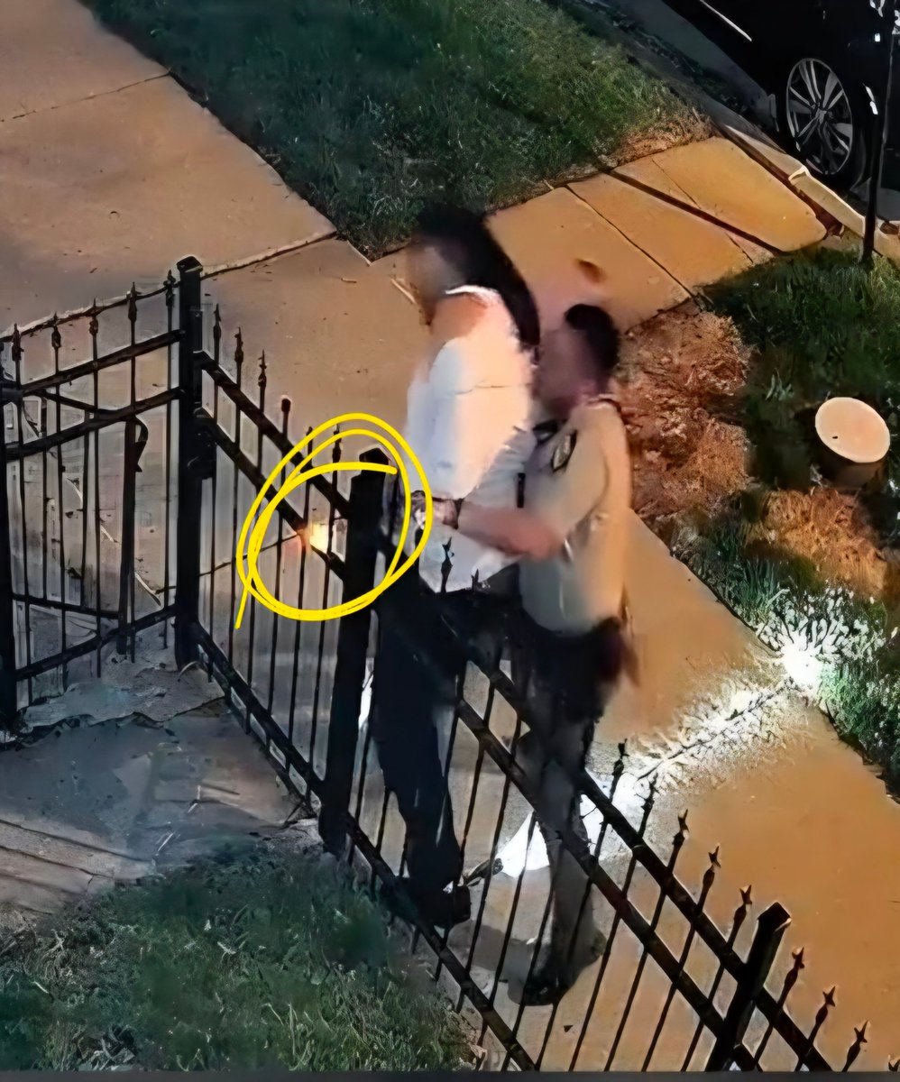 Leekeybum8778's tweet photo. @superjayjr @Trump2003468523 @Police1gva You must be blind! At this part of the video, you hear a gun shot and a flash from this man's gun when he pulls the trigger. The officers releases him and then they draw their guns, and shoots the man in self defense! STOP DEFENDING CRIMINALS!! https://t.co/qup45AMoLl