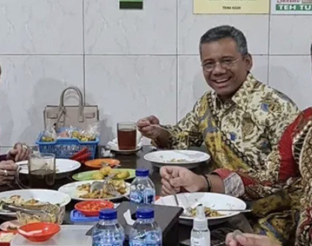 vctrkmng's tweet photo. Suahasil Nazara yang baru baru ini dilantik menggantikan Purbaya sebagai Menteri Keuangan yang baru ternyata juga gemar kulineran. Berikut ini beberapa momen keseruannya saat kulineran bersama rekan rekannya yang tertangkap kamera. 
Sumber: istimevva https://t.co/8mJO5HHiGB