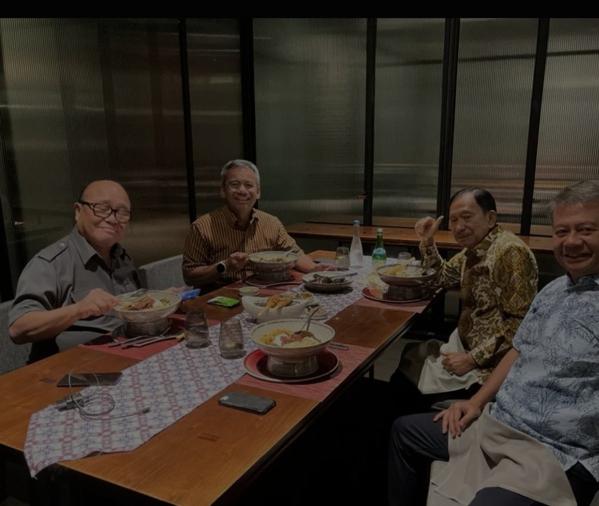 vctrkmng's tweet photo. Suahasil Nazara yang baru baru ini dilantik menggantikan Purbaya sebagai Menteri Keuangan yang baru ternyata juga gemar kulineran. Berikut ini beberapa momen keseruannya saat kulineran bersama rekan rekannya yang tertangkap kamera. 
Sumber: istimevva https://t.co/8mJO5HHiGB