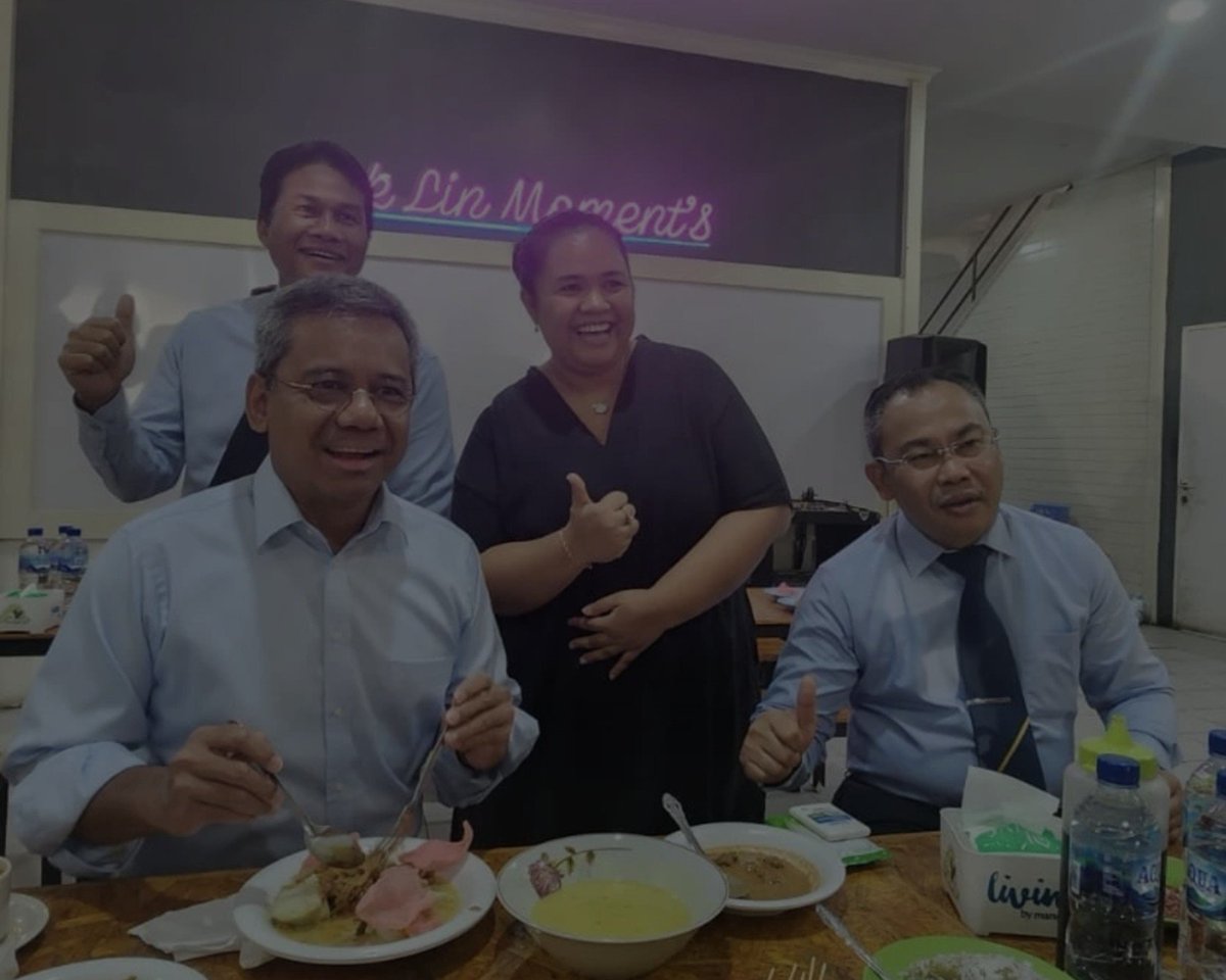 vctrkmng's tweet photo. Suahasil Nazara yang baru baru ini dilantik menggantikan Purbaya sebagai Menteri Keuangan yang baru ternyata juga gemar kulineran. Berikut ini beberapa momen keseruannya saat kulineran bersama rekan rekannya yang tertangkap kamera. 
Sumber: istimevva https://t.co/8mJO5HHiGB
