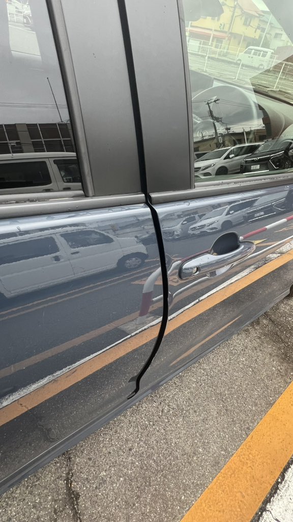 aot_akahar's tweet photo. いつも使っているレンタカー、直前でもキャンセル可能なのが今日は役に立った
予約した車に着いたら擦ってるわ、半ドアやわ、室内にジュース置いたままやわで直前に使ったヤツのマナー最悪
そのまま乗ってえらいめに会うのは嫌なのでキャンセルさせてもらいました https://t.co/y5zJLJryY8