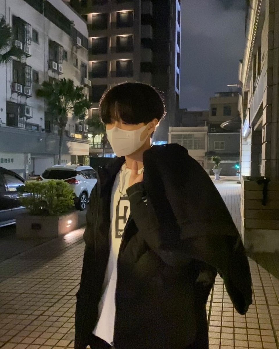 ErlineRosskskd's tweet photo. 満たされない欠落を抱えて歩くほうが、完成された自分を演じるよりずっと楽に呼吸ができる気がする。誰かと分かり合いたいという欲求さえ、今は遠い。 https://t.co/44xYl63ZAl