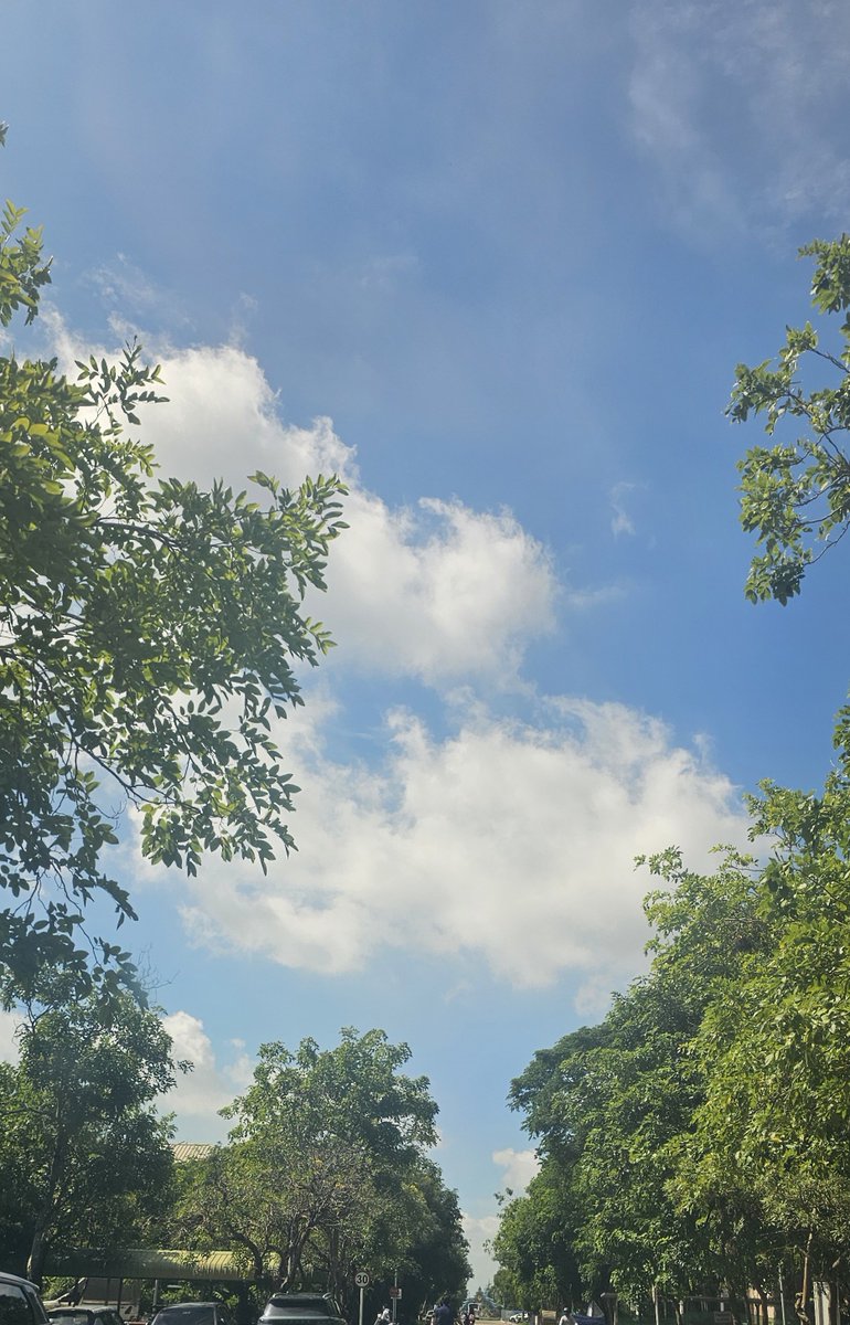 Tootuo0822's tweet photo. วันนี้แดดแรงมากๆ 🌞 อยากซักผ้มตากเลย แต่ผ้าซักไปหมดแล้วเมื่อวาน https://t.co/SapOKi6ZEt