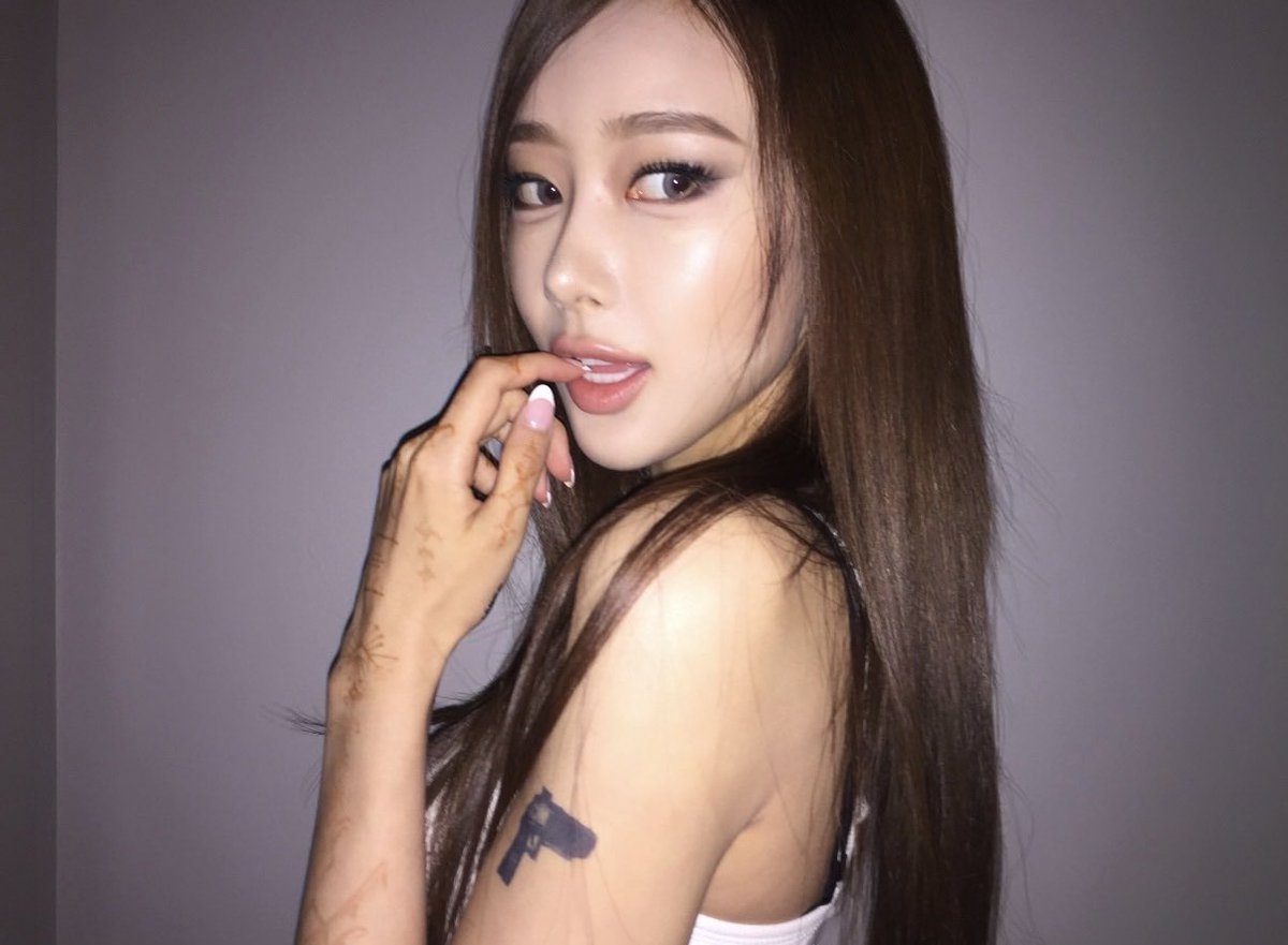 2330files's tweet photo. 260916 | 🌙💬 10.45am KST

-📸 x2
“hi”
-💜 “You must be evil”
🇬🇧 “ikr”
-💜 “What does the tattoo say?”
🇬🇧 “Internal chaos 💸”
-💜 “i love how u dgaf but still get behind me ill protect u 🔫”
🇬🇧 “hahhaha ily”
-💜 “A villain? No way. I absolutely love them 💖🫶”
🇬🇧 “Me too” https://t.co/Za1dRtthAv