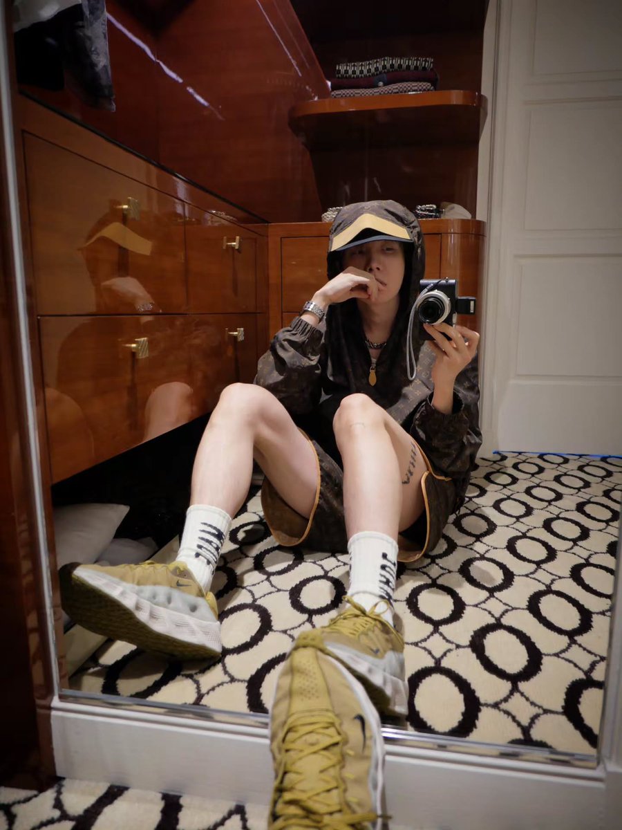 BTS_IndoTrans's tweet photo. [260916] J-Hope (uarmyhope) Instagram feed (1/5) @BTS_twt

🐿: “Tour fit.”

📎 https://t.co/pxZuonGCek https://t.co/j4LdXhnJAS