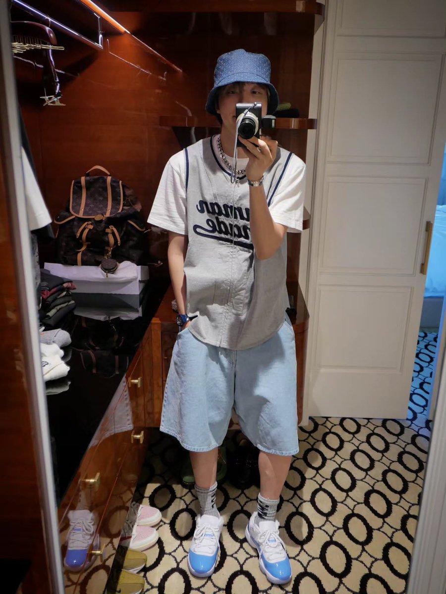 BTS_IndoTrans's tweet photo. [260916] J-Hope (uarmyhope) Instagram feed (1/5) @BTS_twt

🐿: “Tour fit.”

📎 https://t.co/pxZuonGCek https://t.co/j4LdXhnJAS