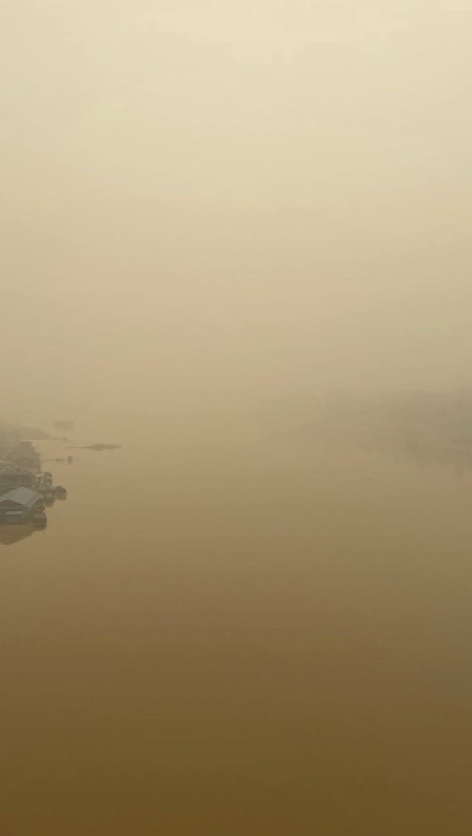aik_arif's tweet photo. Warga Kalimantan, begitu sabar dengan penderitaan ini. Listrik padam bergilir, asap tak berkesudahan, air sulit. BPBD dan Damkar sudah kelelahan, tetapi bantuan pusat mana?

Ini bukan sekadar kabut asap. Ini soal tata kelola. Karhutla berulang karena pencegahan, pengawasan, penegakan hukum, dan kebijakan lingkungan terus gagal.

Bantu warga sekarang: tambah personel, peralatan, posko, layanan kesehatan. Tetapi bongkar juga siapa yang membakar dan siapa yang membiarkan.

Dan warga Kalimantan, ingat semua ini saat pemilu. Jika masih memilih orang dan partai dengan rekam jejak buruk dalam mengelola lingkungan, jangan heran jika penderitaan yang sama kembali.

Tata kelola lingkungan yang buruk adalah konsekuensi dari keputusan politik yang buruk. Jangan ulangi pilihan, atau  bakal menanggung akibat yang sama.

https://t.co/jTq6ukbfsX