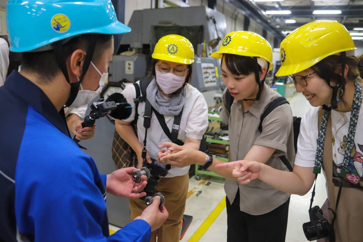 shizuokashikoho's tweet photo. 🏭——————————🏭
ファクハク静岡工場博覧会2026
🏭——————————🏭
📅10/16㈮,17㈯,18㈰
📍各企業・工場
 (ホームページをご確認ください｡)
📝申込:～10/18㈰※先着順

「ファクハク静岡工場博覧会」は
静岡市内のものづくり企業が
一斉に工場を開放する
オープンファクトリーイベントです❕

普段は見ることのできない
職人の技や最先端の技術を
間近で見学・体験できる絶好の機会です✨
体験型のワークショップや、
職人のトレーディングカードなど、
魅力あるコンテンツが盛りだくさん！
ぜひお気に入りの工場を見つけてみてください。

詳しくはこちら▼
https://t.co/QNFke0jHUJ

#静岡市 #ファクハク2026 #工場見学
【産業振��課】