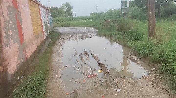 mShaileshr2's tweet photo. माननीय @UPGovt जी,
ग्राम नूरपुर, ग्राम पंचायत भगवन्तपुर, ब्लॉक सकीट, एटा में बच्चों विद्यालय जाने वाला रास्ता कच्चा एवं गड्ढों से खराब है बारिश में जलभराव से आवागमन में परेशानी होती है कृपया रास्ते की मरम्मत/निर्माण कराने की कृपा करें
@UPGovt
@CMOfficeUP
@DM_Etah
@myogiadityanath https://t.co/qPu9GrkN8z