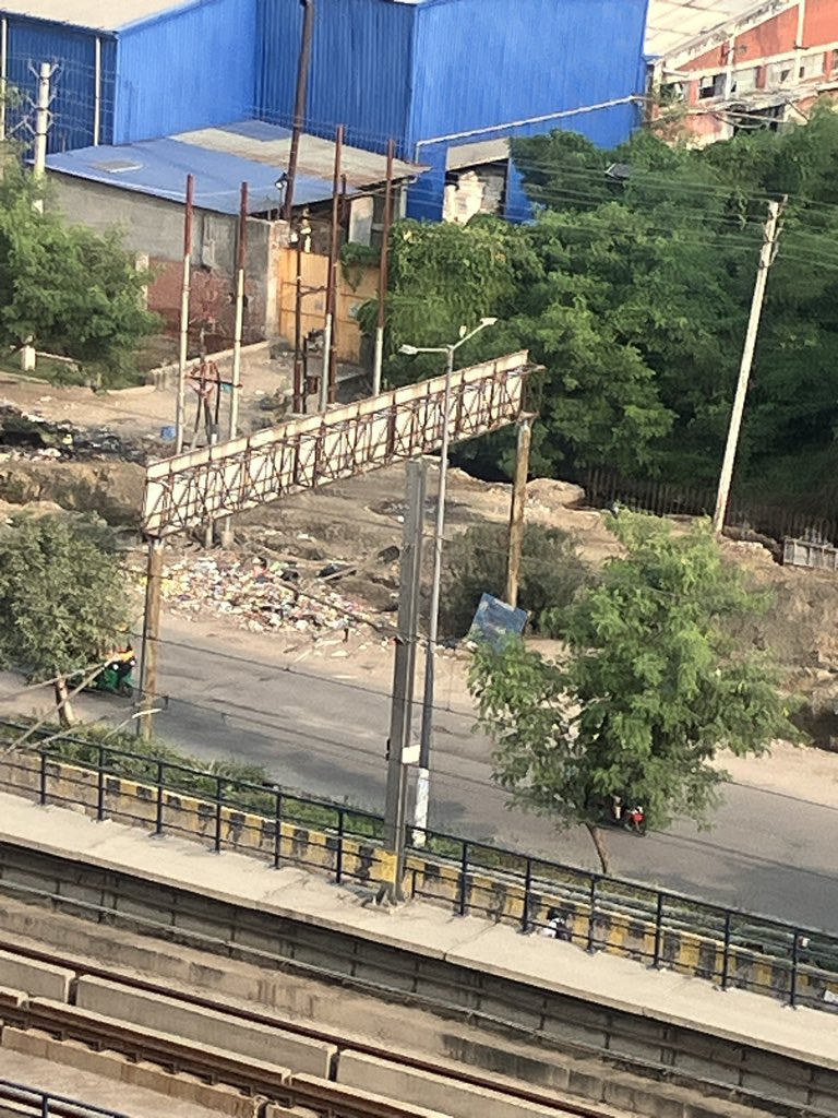 PraveshBansal10's tweet photo. @AMRUTCityGzb @SBMUrbanUP @mlkhattar @tokhansahu_bjp @aksharmaBharat @ChiefSecyUP @Secretary_MoHUA @dm_ghaziabad @sunitadayalbjp ये लोग ग़ाज़ियाबाद के नागरिक है ही न्ही जो खुले में कचरे को जला रहे है कौशांबी गाजियाबाद यशोदा हॉस्पिटल 🏥 की ओ पी डी के सामने सर्विस लेन 🙏 https://t.co/xZGJZs8GVQ