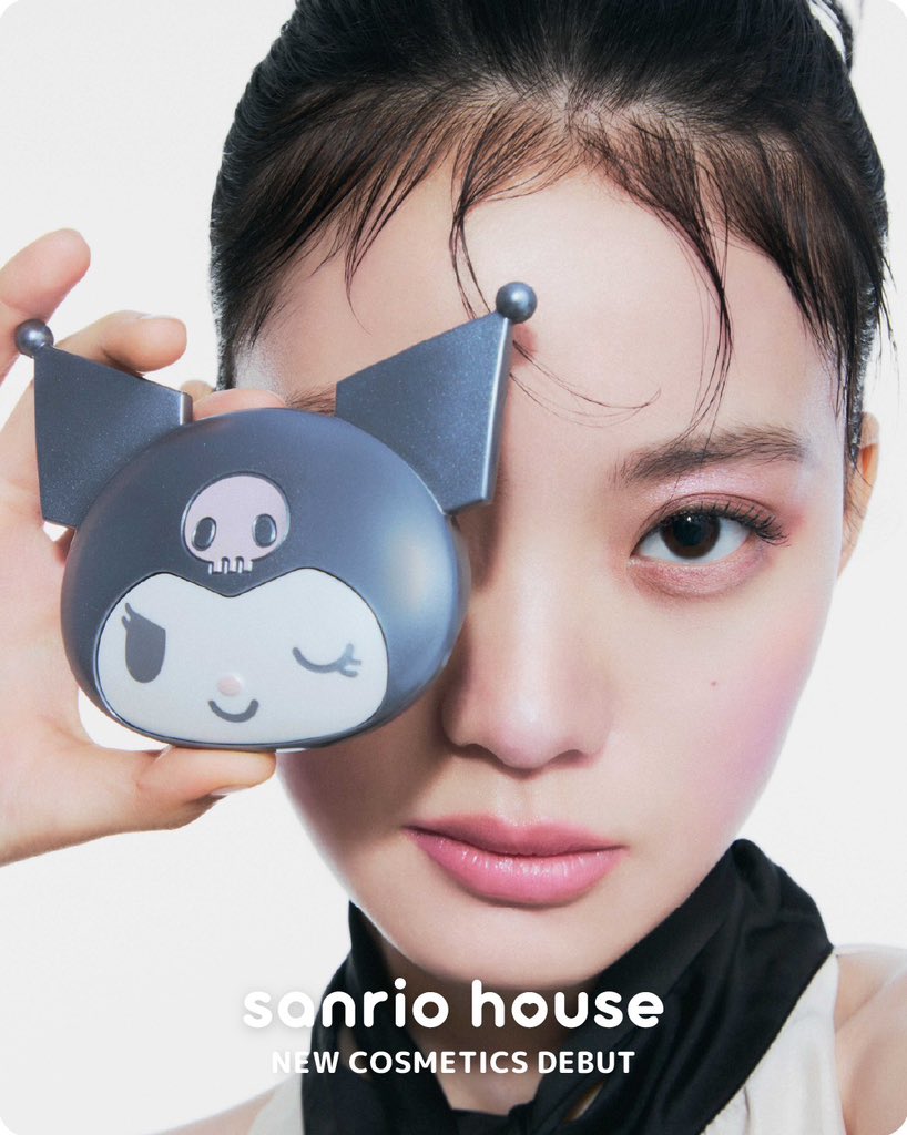 mashsanriohouse's tweet photo. ときめきと、いつも一緒に。♡

sanrio houseから、
新しいコスメティックスラインが9月24日(木)にデビュー💄🤍

毎日のメイクに取り入れたくなるカラーや質感、大人が楽しめる遊び心のあるデザインを「ハローキティ」「マイメロディ」のほか計5キャラクターで表現🪄
「かわいい」だけではなく持つたび、使うたびに気分が上がるコスメティックスをお届けします🎀✨

sanrio house発、「Kawaii² Beauty」
2026.9.24 Debut...♡♡

https://t.co/pghlstbkU4