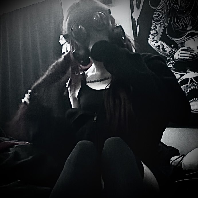 crypt1clull4by's tweet photo. aww , can’t you handle a little poison ? ⚠️🖤 https://t.co/PzN9y0Lhuf