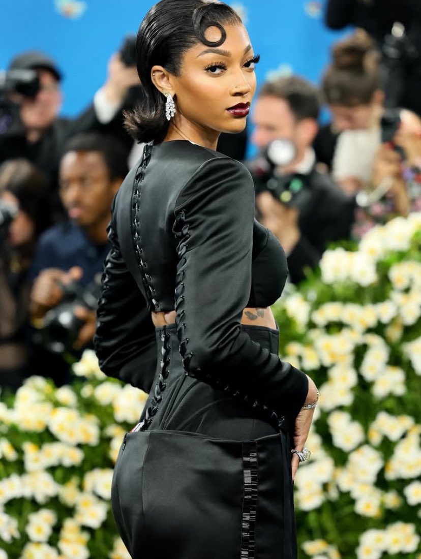TINMANN66's tweet photo. I’ve mentioned sometime ago that the Kiss/Heartbreaker curl would becoming a trend which is a old school glam that pays homage to the early 1600’s so S/O to the ladies who pulled it off, Josephine Baker would have been pleased and happy bringing this flirty playful curl back. https://t.co/7I4PI8y5Jd
