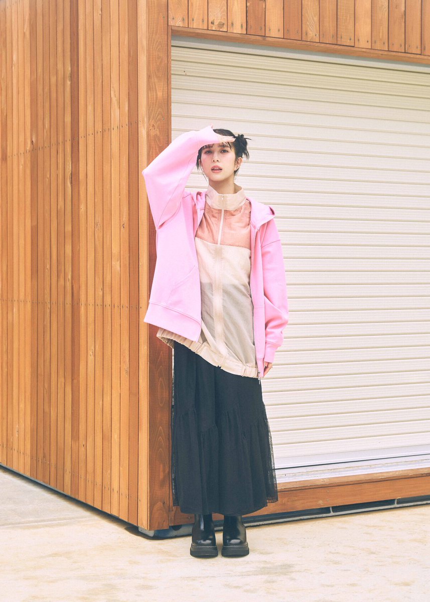 natalie_mu's tweet photo. Juice=Juice井上玲音
earth music&amp;ecologyのシーズンモデルに💚🤍

デビュー当時からの夢が叶う（コメントあり）
▶️ https://t.co/DdTxBlryqT

「“自分の写真がお店に出るんだ！”と、最近は
ワクワクしながらお店の前を通っています」 https://t.co/k4QYWL7mTi