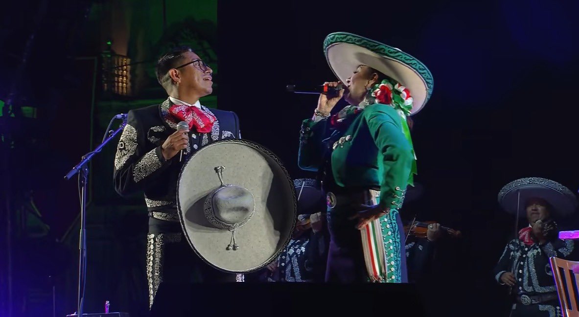 rosaicela_'s tweet photo. En el corazón de la capital, la gente disfruta el espectáculo musical, del que forman parte los ganadores de #MéxicoCanta, quienes con sus voces muestran el talento, la diversidad y la grandeza de nuestro país. 🇲🇽@Claudiashein #GritoDeIndependencia #VivaMéxico https://t.co/8CZfVJ6zJF