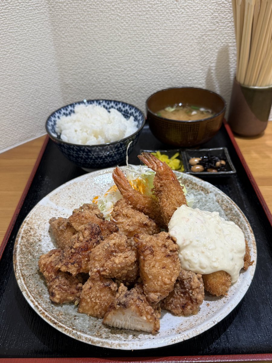 crew_value1's tweet photo. 梅田で愛された定食屋
【お食事処 北の屋】が十三で復活！！
サクサク国産鶏の唐揚げに
タルタルたっぷり海老フライが2本！
しかもご飯お代わり無料
このボリュームで1,080円は嬉しい！ https://t.co/cEGE0p3bqZ
