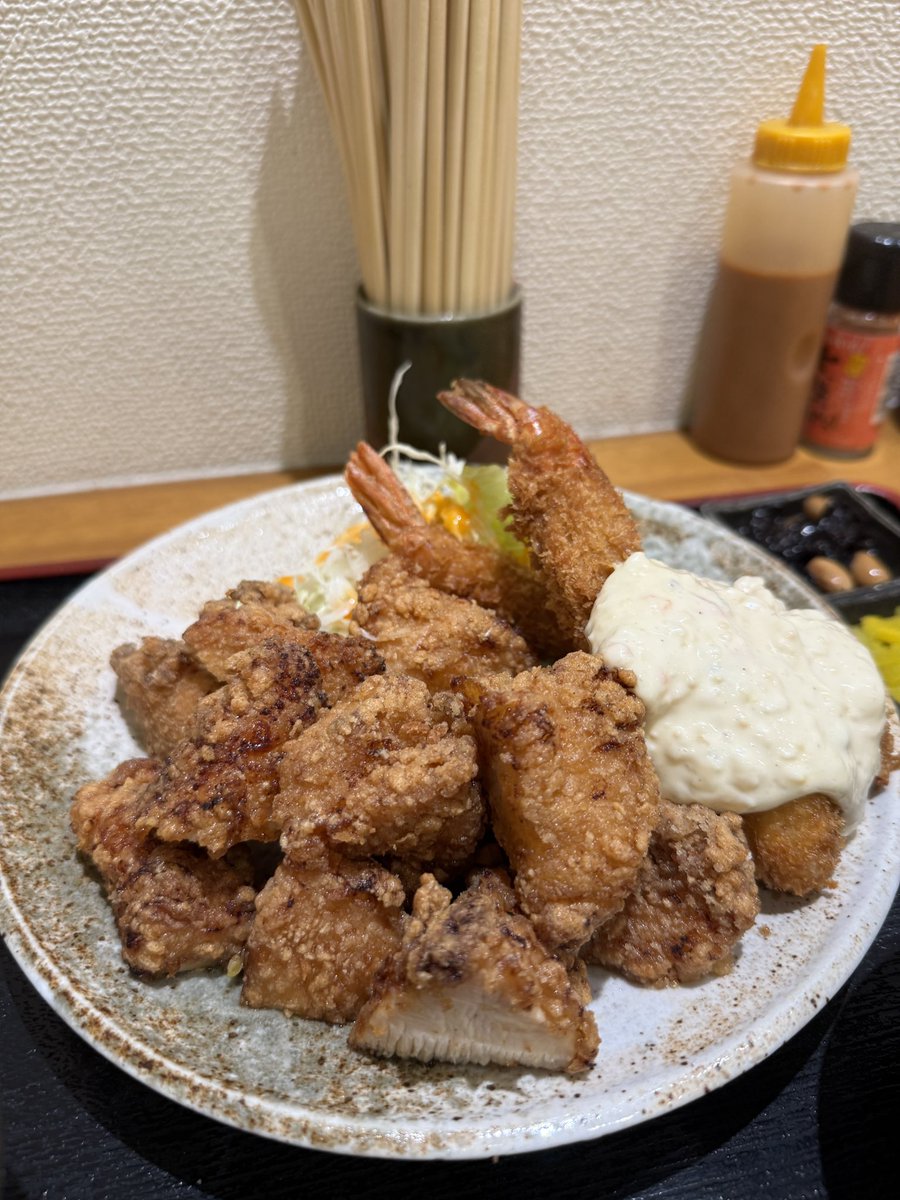 crew_value1's tweet photo. 梅田で愛された定食屋
【お食事処 北の屋】が十三で復活！！
サクサク国産鶏の唐揚げに
タルタルたっぷり海老フライが2本！
しかもご飯お代わり無料
このボリュームで1,080円は嬉しい！ https://t.co/cEGE0p3bqZ