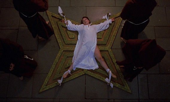makeandote's tweet photo. to the devil a daughter (1976)

Un sacerdote excomulgado establece un culto satánico que solo parece católico por fuera. Convence a un hombre de que ceda el alma de su hija para que se convierta en la representante del diablo en la tierra en su decimoctavo cumpleaños. https://t.co/uK7YWczA5B