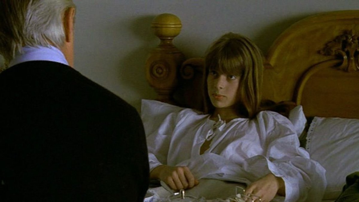 makeandote's tweet photo. to the devil a daughter (1976)

Un sacerdote excomulgado establece un culto satánico que solo parece católico por fuera. Convence a un hombre de que ceda el alma de su hija para que se convierta en la representante del diablo en la tierra en su decimoctavo cumpleaños. https://t.co/uK7YWczA5B