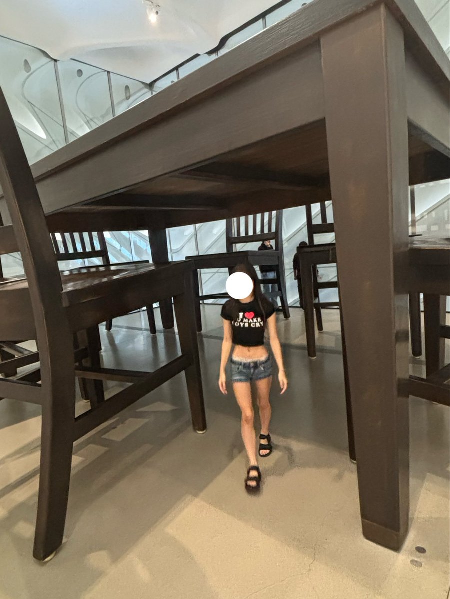 nyanmei02's tweet photo. just so petite and thinspo this is me compared to a dining room table 🥺🥺 bmi 0 https://t.co/QKV4LEVKbu