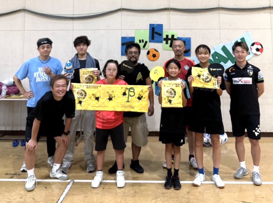 pescadola2007's tweet photo. 🟡#ThanksRespect ⚫️

小児がん患者支援プロジェクト
#フットサルリボン 活動に
ペスカドーラ町田のNo.14甲斐翔大選��(@asv_kai_14 )が参加しました！🎀

フットサルリボン活動は フットサルファンに向けた がんの啓発と小児がん患者
支援のための活動で、No.14甲斐選手が定期的に参加しています⚽️

子供たちの笑顔のためにペスカドーラ町田も出来ることを継続していきます。

#ペスカドーラ町田
#ヒサと共に