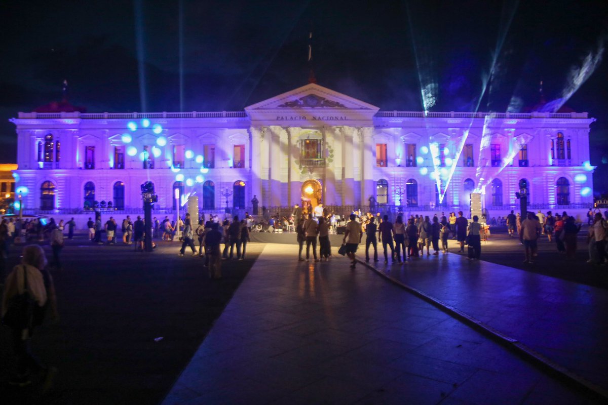 PNCSV's tweet photo. 📍Centro Histórico, San Salvador 

Durante la noche la celebración de la Independencia Patria continúa.

Familias enteras disfrutan libremente de todas las actividades que se realizan para conmemorar este día. https://t.co/22W92ItOGU