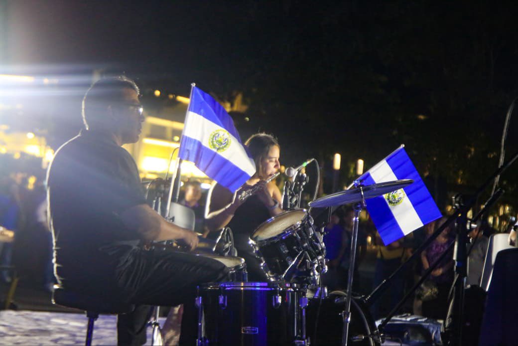 PNCSV's tweet photo. 📍Centro Histórico, San Salvador 

Durante la noche la celebración de la Independencia Patria continúa.

Familias enteras disfrutan libremente de todas las actividades que se realizan para conmemorar este día. https://t.co/22W92ItOGU
