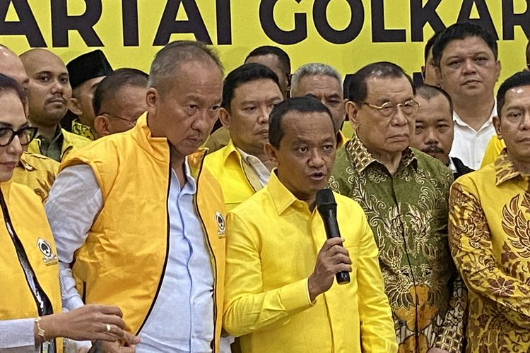 LambeSahamjja's tweet photo. golkar prihatin dan menyayangkan fahd a rafiq ketangkap lagi:
- katanya partai selalu ngingetin semua jajaran jangan melakukan pelanggaran hukum apalagi korupsi
- dia bilang setelah dua kali kena kasus korupsi, harusnya fahd jera, introspeksi, dan bertaubat
- tapi ternyata malah sebaliknya
- katanya fahd gak sadar di pundaknya ada nama besar golkar yang harus dijaga
- dia gak nampik kalau fahd juga pernah berkontribusi buat partai
- tapi perilaku pribadinya gak berubah