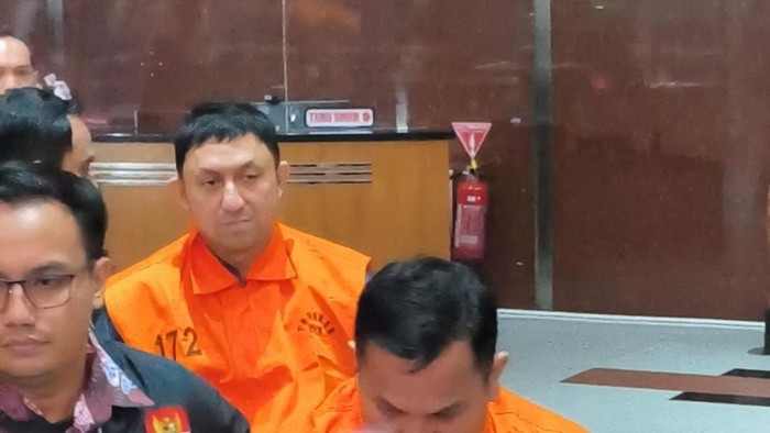 LambeSahamjja's tweet photo. golkar prihatin dan menyayangkan fahd a rafiq ketangkap lagi:
- katanya partai selalu ngingetin semua jajaran jangan melakukan pelanggaran hukum apalagi korupsi
- dia bilang setelah dua kali kena kasus korupsi, harusnya fahd jera, introspeksi, dan bertaubat
- tapi ternyata malah sebaliknya
- katanya fahd gak sadar di pundaknya ada nama besar golkar yang harus dijaga
- dia gak nampik kalau fahd juga pernah berkontribusi buat partai
- tapi perilaku pribadinya gak berubah