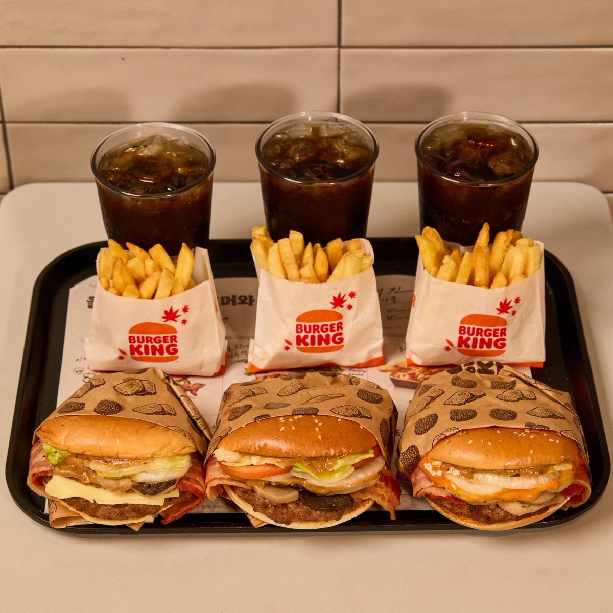 BurgerKing_KOR's tweet photo. 👅 킹대리 시식 후기 👅

NEW! 올가을 뉴~해진 트머와🍄
트러플 치즈로 더 딥한 풍미의 메종 트러플치즈 버거🍔
바삭한 파이지 속 진한 트러플 향의 트러플 머쉬룸 파이🍄

새로운 라인업과 함께 이번 가을은 트러플로 꽉 채웠다🍂

팔로우 + RT = #버거킹상품권 1만 원권 (20명) https://t.co/VM9bC7sayx