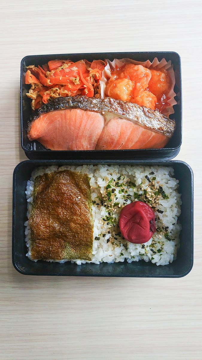 tomorrow1966's tweet photo. 今日の弁当
焼鮭、人参とツナの炒め物、エビチリ、海苔と梅干しとふりかけ
#お弁当記録 https://t.co/6kK589ERWS