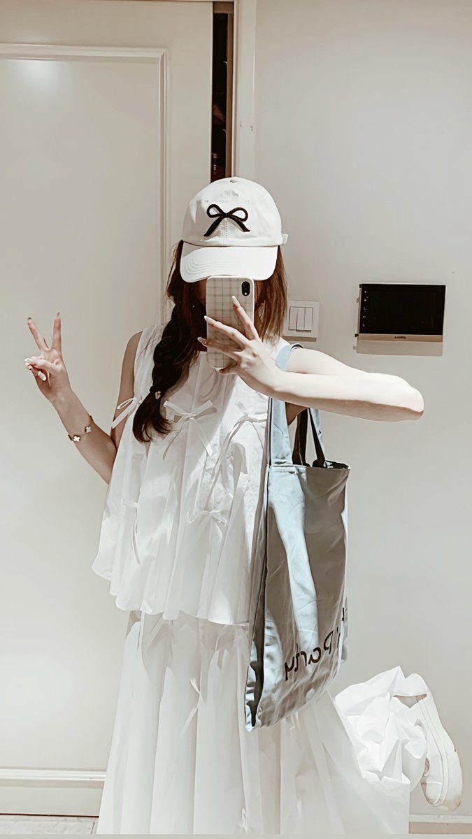AdelineNemrhee's tweet photo. なんとなく気持ちが晴れない日は、コードを書いて現実逃避するに限ります。論理は裏切らないですから。 https://t.co/qPzXop0S0L