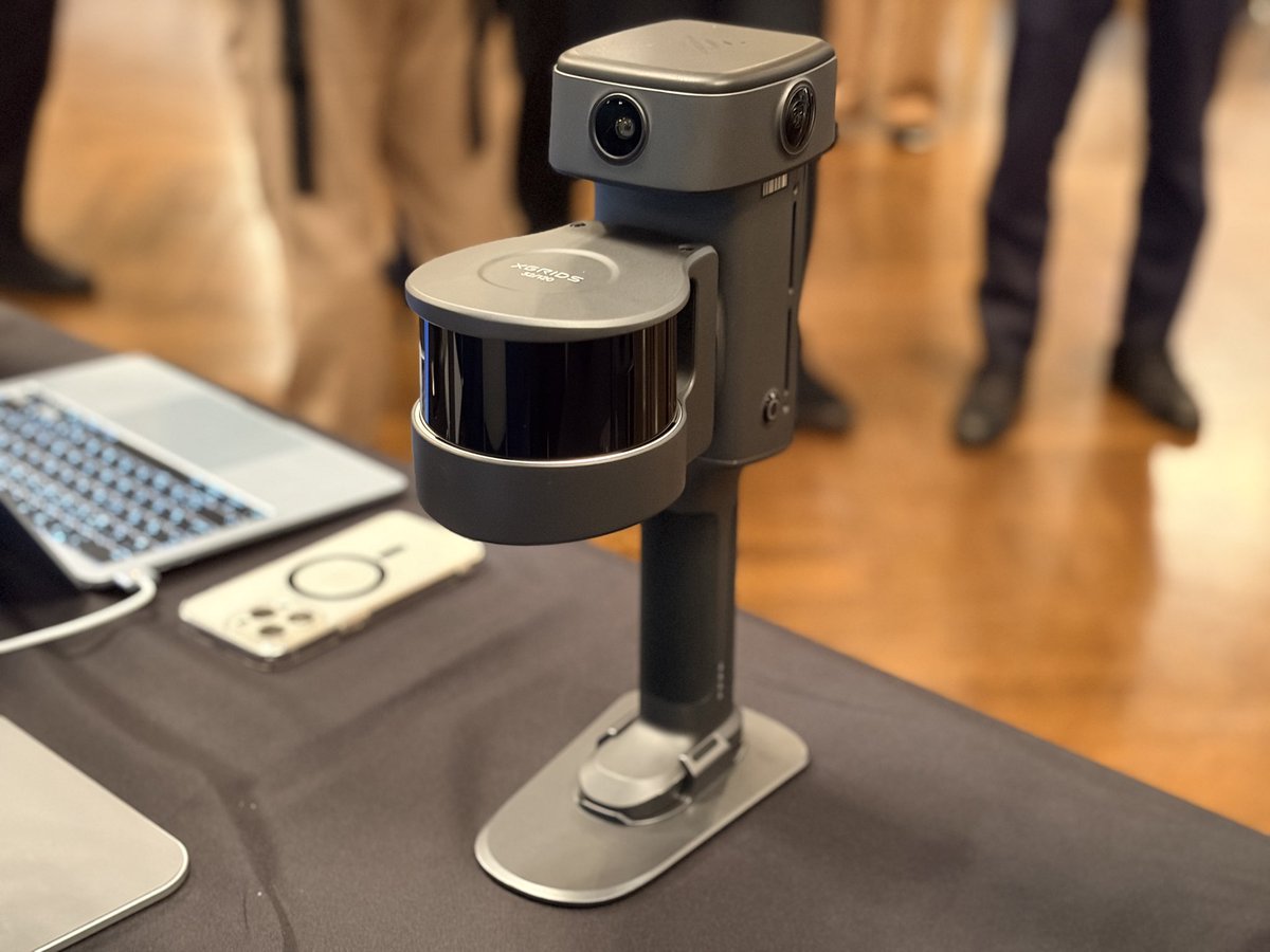 XGRIDSJAPAN's tweet photo. 【Lixel L3 日本初展示🇯🇵】

本日「KSI EXPO 2026」開催中！

昨日発表されたばかりの新製品「Lixel L3」を、国内で初展示しています。

2026年9月16日(水)
📍大阪市中央公会堂 3F 中集会室
大阪市北区中之島1丁目1番27号
🕙 10:00〜17:00

#XGRIDS #LixelL3 #神戸清光 #3DGS #SLAM https://t.co/kVyVsp7MY0