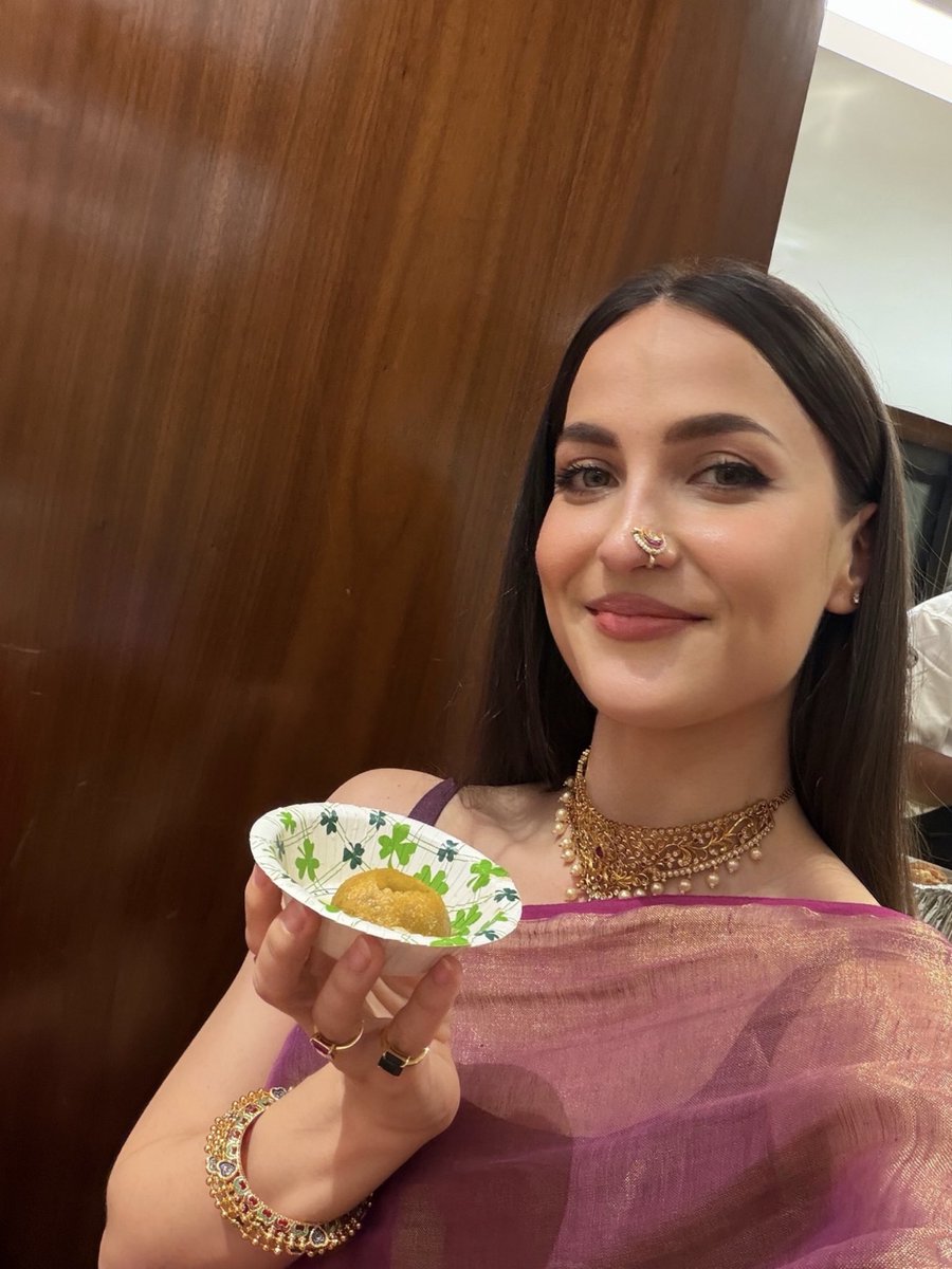 ElliAvrRam's tweet photo. Blessed moment with Bappa💜🙏✨

Ps. I ate 12 Gol Gappas after a long time🤭 Its one of my favourite street food!!!
Pet bhar gaya, dil khush hua ji! 

#ganeshcharturthi https://t.co/HQ40fSPgaC