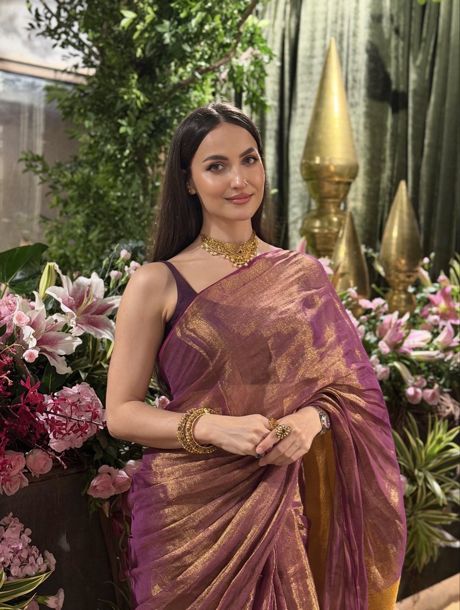 ElliAvrRam's tweet photo. Blessed moment with Bappa💜🙏✨

Ps. I ate 12 Gol Gappas after a long time🤭 Its one of my favourite street food!!!
Pet bhar gaya, dil khush hua ji! 

#ganeshcharturthi https://t.co/HQ40fSPgaC