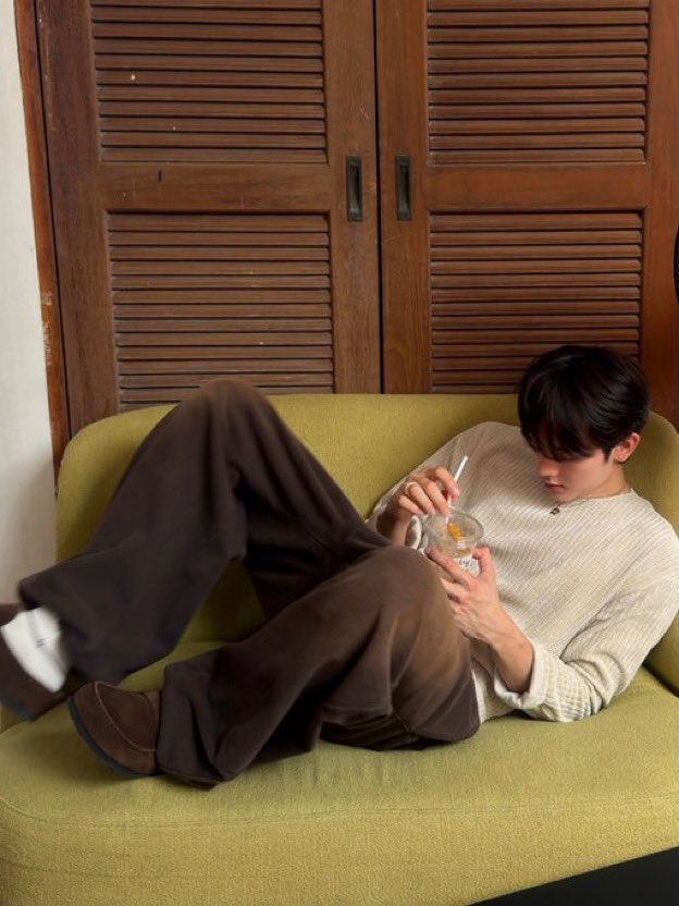 Alice_FBJG's tweet photo. I have narrow feet, so if this shoe comes in a narrow version, I’d definitely want to buy it 🥰🥰🥰
#Kasibook
#BIRKENSTOCKThailand #NaplesWrapped
#kasibook #ชาวบรรณา
#เจ้าพวกมะเขือเทศ https://t.co/1rmcBlmTky