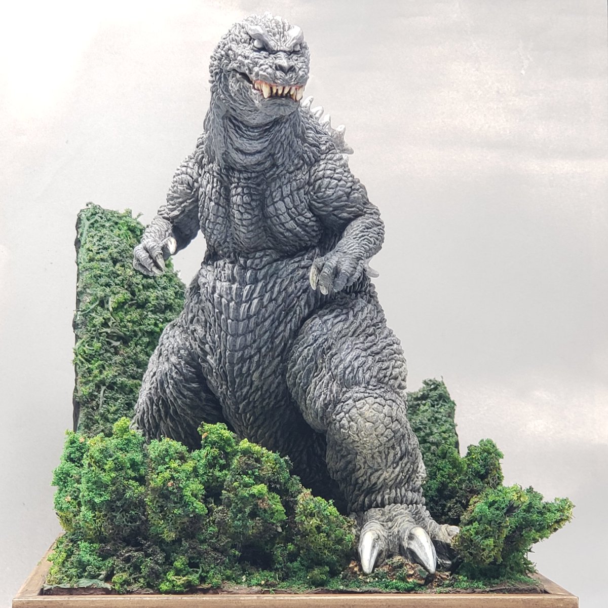 holy_oden's tweet photo. アオシマさんのご厚意により、ネクスポ2026自卓(5階F9,10)にて、#PLAfigモニターキャンペーン で制作した「ゴジラ2001(GMKゴジラ)」(無改造ベース付き)を展示します！ARTPLAギドラと合わせ、アツい新旧怪獣プラモ作例を多数展示しますので、ご興味ある方お立ち寄りください！#ネクスポ2026 https://t.co/TTg06zZYZV