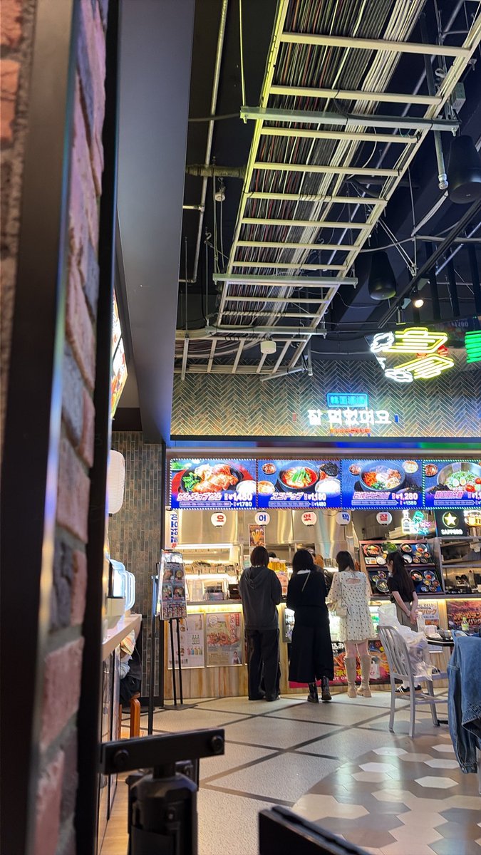 157mini_osr's tweet photo. @k_trhk__k 韓国料理店の近くにいます！
白いブラウスにブラウンのパンツです🩳 https://t.co/WuYk7OmgEC